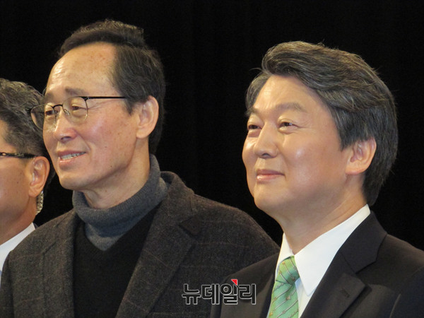 ▲ 국민의당 안철수 전 대표와 송하진 전북도지사가 14일 오전 KBS전주방송총국 공개홀에서 토론회에 앞서 기념 촬영을 하고 있다. ⓒ전주(전북)=뉴데일리 정도원 기자