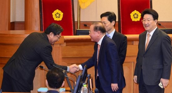 ▲ 14일 오전 서울 종로구 헌법재판소에서 열린 대통령 탄핵심판 13차 변론기일에서 피청구인측 대리인단의 이동흡(왼쪽 두번째) 변호사가 청구인측 변호인단과 인사를 나누고 있다. ⓒ뉴시스