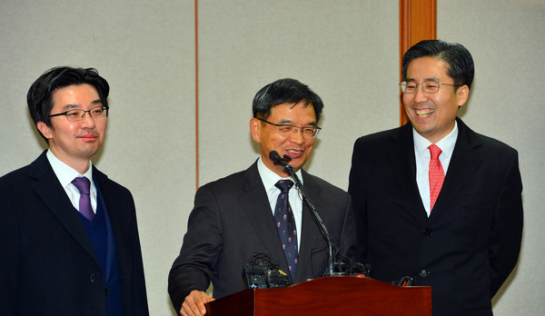 ▲ 대통령측 변호인단(왼쪽부터 채명성, 이중환, 손범규 변호사). ⓒ뉴시스