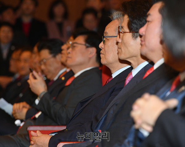 ▲ 자유한국당 인명진 비상대책위원장. 그의 왼쪽으로 정우택 원내대표, 오른쪽으로 김문수 비상대책위원이 보인다. ⓒ뉴데일리 정상윤 기자