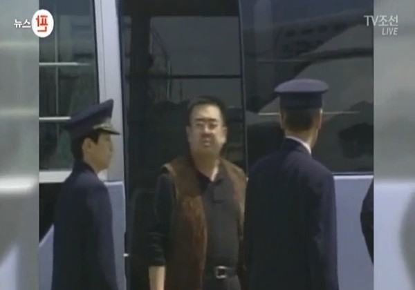 종합편성채널 'TV조선'은 김정은의 이복형인 김정남이 말레이시아에서 피살당했다고 보도했다. 사진은 김정남(가운데).ⓒ'TV조선' 보도영상 캡쳐