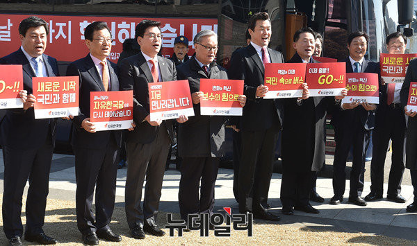 ▲ 자유한국당의 버스출정식에 참석한 당 지도부. 이 버스는 전국 각지를 순방하며 유권자에 자유한국당을 알리게 된다. ⓒ뉴데일리 이종현 기자