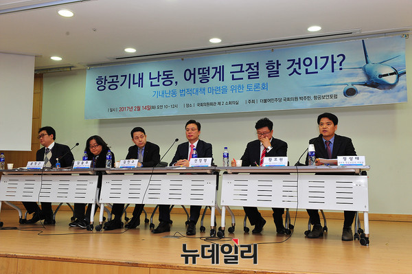 ▲ 항공기내 난동을 근절하기 위한 국토부의 대응을 설명하고  있는 국토교통부 항공보안 정상태 사무관 ⓒ오세진 기자