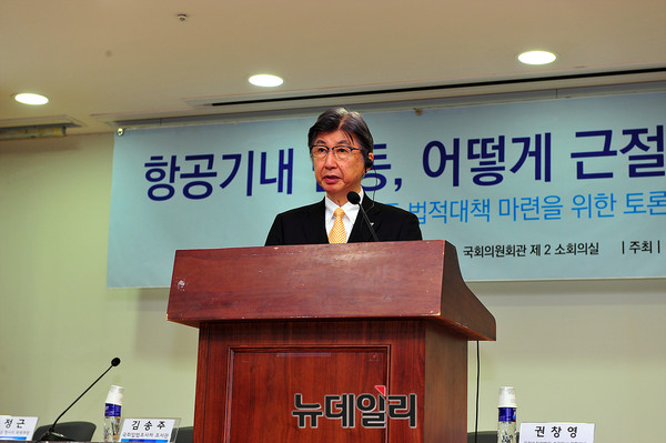 ▲ 기조 발표 중인 야마무라 아키요시 아시아나 항공안전 보안실 부사장 ⓒ오세진 기자