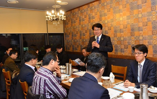 ▲ 이근규 시장이 세종청사 제천출신 공직자들과 저녁식사를 같이 하며 정부예산 확보에 협조를 요청하고 있다.ⓒ제천시