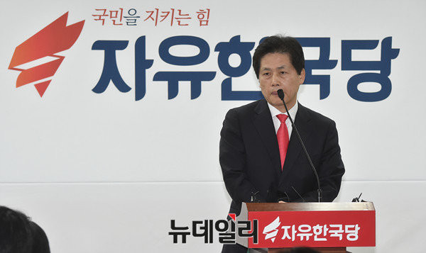 ▲ 자유한국당 김진 전 중앙일보 논설위원이 15일 자유한국당 입당과 동시에 대선출마를 선언했다. ⓒ뉴데일리 이종현 기자