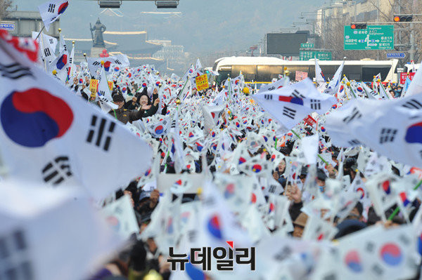 ▲ 전직 대사 출신 외교관들이 현재의 안보위기를 헤쳐나가기 위해서는 정부와 국민이 뭉쳐야 한다고 역설했다. 사진은 2016년 10월 31일 태극기 집회 장면(사진과 기사는 직접 관련이 없습니다.) ⓒ뉴데일리 DB