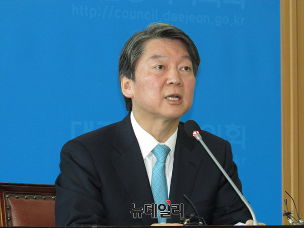 ▲ 국민의당 안철수 대표가 15일 오전 대전시의회에서 기자회견을 갖고, 국방·안보 관련 대선 공약을 발표하고 있다. ⓒ대전=뉴데일리 정도원 기자