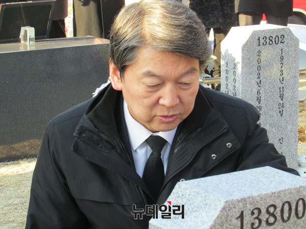 ▲ 국민의당 안철수 전 상임 공동대표가 15일 대전 유성구에 위치한 국립 현충원을 찾아 전몰 해군의 묘역을 돌고 있다. ⓒ뉴데일리 정도원 기자