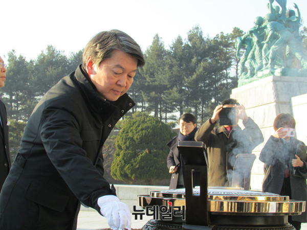 ▲ 국민의당 안철수 전 대표가 15일 오전 대전국립현충원을 찾아, 현충탑을 참배하면서 분향하고 있다. ⓒ대전=뉴데일리 정도원 기자