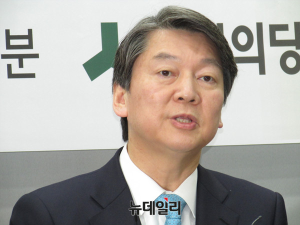 ▲ 국민의당 안철수 전 대표가 15일 오후 충북도청에서 열린 기자간담회에서, 안희정 충남도지사의 돌풍에 대한 대응 전략을 묻는 질문을 받고 답하고 있다. ⓒ청주(충북)=뉴데일리 정도원 기자