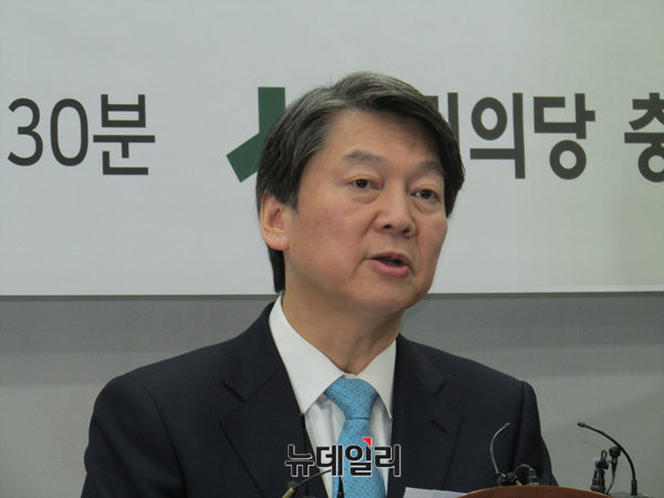 ▲ 국민의당 안철수 전 상임 공동대표가 15일 충북도청에서 열린 기자간담회에 참석해 모두 발언을 하고 있다. ⓒ뉴데일리 정도원 기자