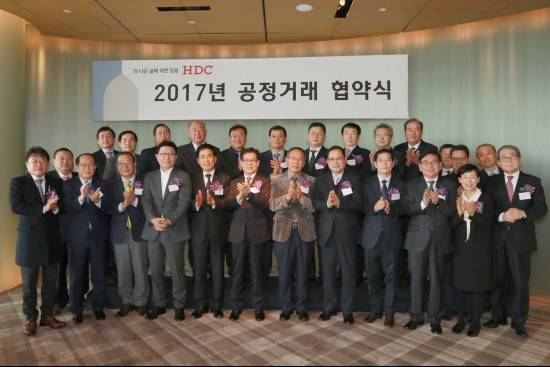 ▲ 현대산업개발은 서울 삼성동 파크 하얏트 서울 호텔에서 베스트 '파트너스 데이(Best Partners Day)' 행사를 개최했다. 맨 앞줄 왼쪽에서 여섯번째가 김재식 현대산업개발 사장.ⓒ현대산업개발