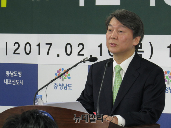 ▲ 국민의당 안철수 전 대표가 16일 오전 충남도청을 찾아 기자간담회를 하고 있다. 당시 도청에 있던 안희정 충남도지사와는 만남이 이뤄지지 않았다. ⓒ홍성(충남)=뉴데일리 정도원 기자