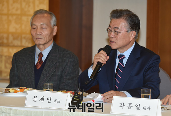 ▲ 문재인 전 더불어민주당 대표가 16일 오전 서울 중구 한국프레스센터에서 열린 외교자문그룹 '국민 아그레망' 발족 및 긴급좌담회에 참석해 발언을 하고 있다. ⓒ이종현 기자