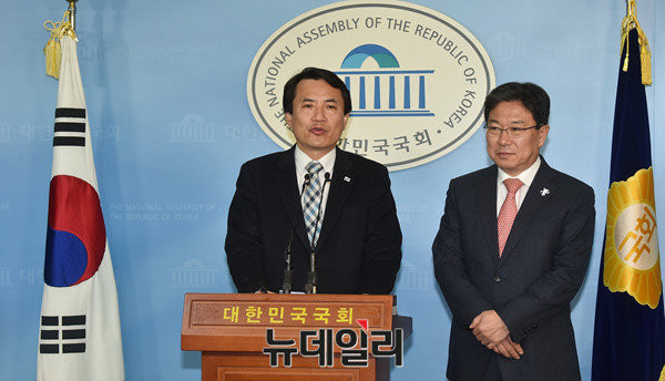 자유한국당 김진태 의원. 오른쪽은 같은 당 윤상직 의원이다. ⓒ뉴데일리 이종현 기자