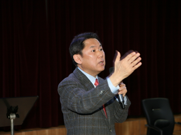 ▲ 지난 7일 곽일천 서울디지텍고 교장은 본교 학생들과 대통령 탄핵 주제로 토론을 했다. ⓒ서울디지텍고 홈페이지 캡처