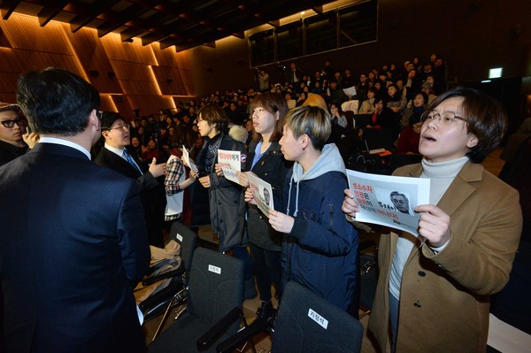 ▲ 16일 오후 서울 을지로 페럼타워에서 열린 성평등 포럼에서 성소수자 인권보호단체 회원들이 '차별금지법' 제정에 반대 의사를 내비친 문재인 전 대표에게 항의하고 있다.ⓒ뉴시스