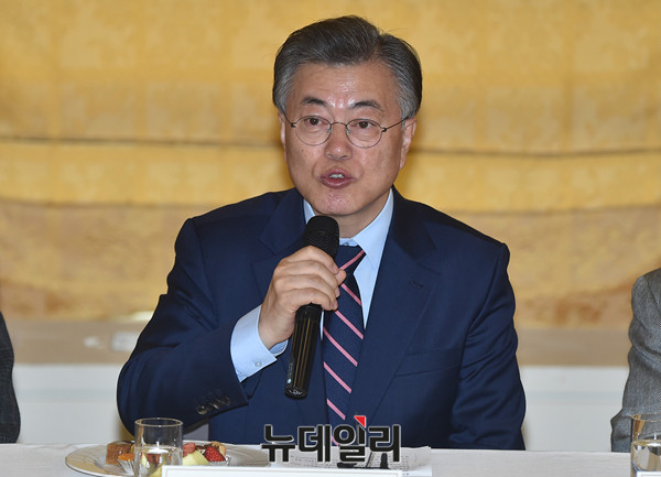 ▲ 문재인 전 더불어민주당 대표가 16일 오전 서울 중구 한국프레스센터에서 열린 외교자문그룹 '국민 아그레망' 발족 및 긴급좌담회에 참석해 발언을 하고 있다. ⓒ이종현 기자