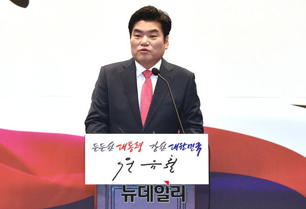 ▲ 자유한국당 원유철 전 원내대표는 안보에서는 '한국형 핵무장론'을 주장하고 있다. 그의 이날 방문은 인권 문제로 문재인 전 대표와 전선을 넓힌 것으로 풀이된다. ⓒ뉴데일리 이종현 기자