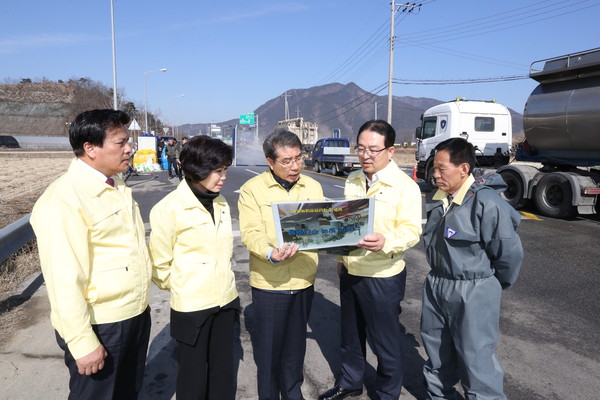 충북도의회 김양희 의장을 비롯한 의원들이 16일 보은 구제역 방역 현장을 방문해 근무자들을 격려하고 있다.ⓒ충북도의회