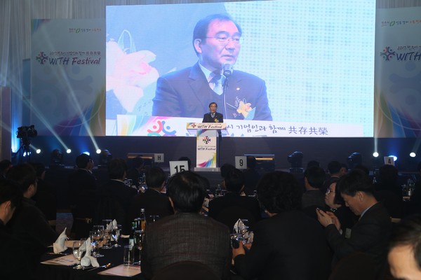 ▲ 이승훈 충북 청주시장이 16일 제3회 기업인의 날 행사에서 격려사를 하고 있다.ⓒ청주시