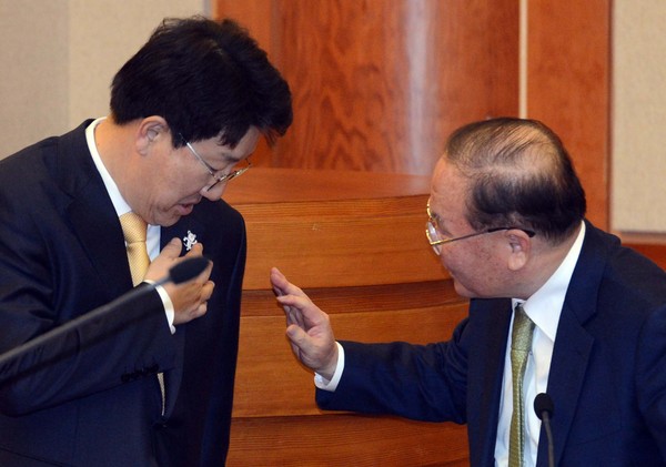 박근혜 대통령 측 법률대리인 이동흡 변호사(오른쪽)와 권성동 국회 탄핵소추위원장. ⓒ 뉴시스