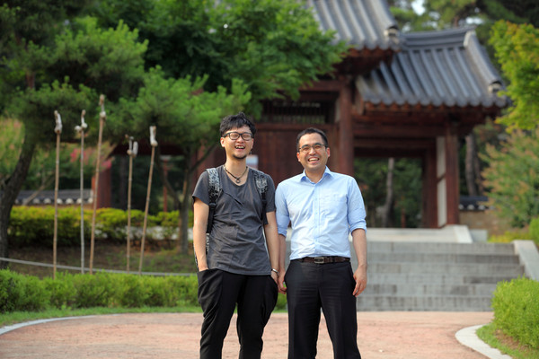 ▲ 인사담당자 100명의 비밀녹취록 공동저자 제갈현열씨와 김도윤(오른쪽).ⓒ계명대 제공