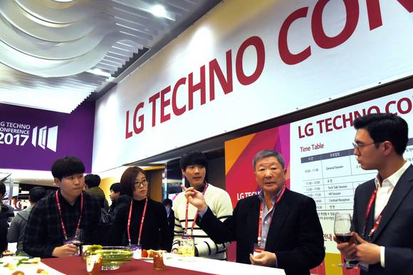 ▲ 구본무 LG그룹 회장이 15일 서울 코엑스 인터컨티넨탈 호텔에서 열린 'LG 테크노 콘퍼런스'에서 석·박사 R&D 인재들과 대화를 나누고 있다.ⓒLG그룹