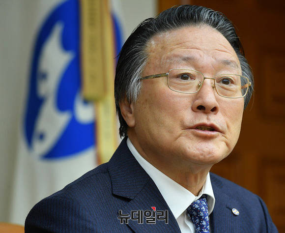 ▲ 김임권 수협중앙회장이 뉴데일리와 인터뷰에서 답변하고 있다. ⓒ 정상윤 기자