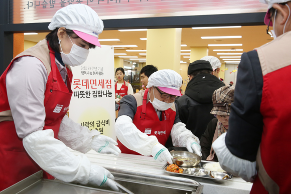 ▲ 장선욱 롯데면세점 대표이사(왼쪽에서 두 번째)와 임직원들이 배식 봉사활동을 하고 있다. ⓒ롯데면세점