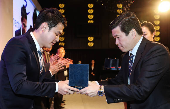 ▲ 북인천대리점의 양승호(왼쪽)씨가 제임스 김 한국지엠 사장(오른쪽)으로부터 상패를 받고 있다.ⓒ한국지엠