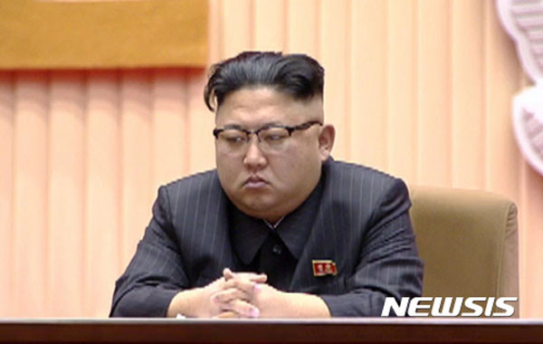 ▲ 지난 15일 '김정일 생일기념 중앙보고대회'에 나온 김정은의 표정. 대회 내내 이런 표정이었다고 한다. ⓒ뉴시스. 무단전재 및 재배포 금지.