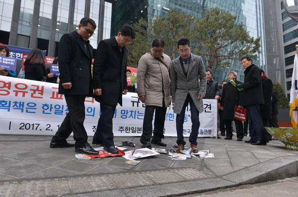 ▲ 기자회견에 참여한 자유총연맹 회원들이, 일본의 역사왜곡 교과서를 발로 밟는 퍼포먼스를 벌이고 있다. ⓒ 자유총연맹 제공