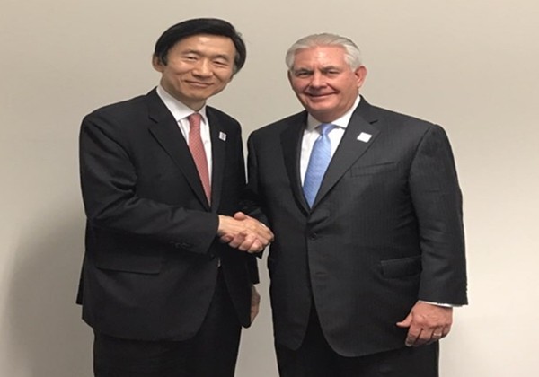 ▲ 도널드 트럼프 美행정부 출범 이후 처음 이뤄진 한·미 외교장관간 회담에서 양국은 북한 문제·북핵 위협 공동 대응 및 향후 북한을 비핵화의 길로 이끌어내기 위한 전략에 대해 심도있게 의견을 나눴다. 사진은 (왼쪽부터) 윤병세 장관, 틸러슨 장관.ⓒ외교부