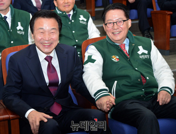 ▲ 17일 국민의당에 입당한 손학규 국민주권개혁회의 의장과 박지원 대표가 국회에서 열린 당 최고위원-국회의원 연석회의에서 손을 잡고있다. ⓒ뉴데일리 공준표 기자