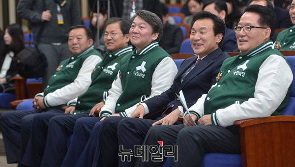 ▲ 국민의당 박지원 대표와 손학규 국민주권개혁회의 의장, 안철수 전 대표, 천정배 전 대표, 이찬열 의원이 17일 국회에서 열린 당 최고위원-국회의원 연석회의에 참석하고 있다. ⓒ뉴데일리 공준표 기자