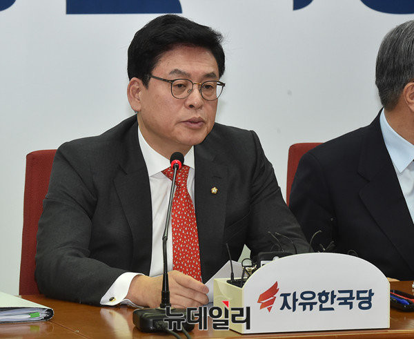 ▲ 자유한국당 정우택 원내대표. 그는 17일 원내대책회의 직후 기자들과 만나 홍준표 경남도지사에 대해 발언했다. ⓒ뉴데일리 이종현 기자