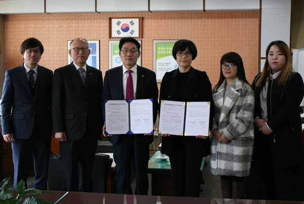 ▲ 단양교육지원청과 충북여성새로일하기지원본부가 단양진로체험센터 운영 업무협약을 갖고 있다.ⓒ단양교육지원청