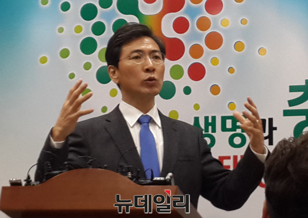 ▲ 안희정 충남도지사가 17일 충북도청에서 기자 간담회를 열고 지역 표심 흩기에 나섰다.ⓒ김종혁 기자