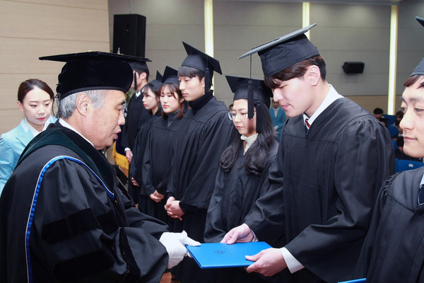 ▲ 정성봉 총장이 17일 열린 전기학위수여식에서 수석졸업자인 인수진 졸업생에게 학위증서를 수여하고 있다.ⓒ청주대