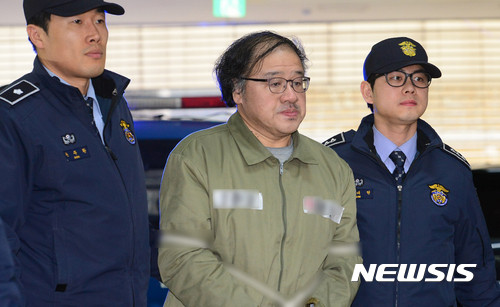 ▲ 구속 수감 중인 안종범 전 청와대 정책조정수석이 16일 오후 서울 강남구 '박근혜 정부의 최순실 등 민간인에 의한 국정농단 의혹 사건 규명을 위한' 특별검사 사무실로 소환되고 있다. ⓒ 사진 뉴시스