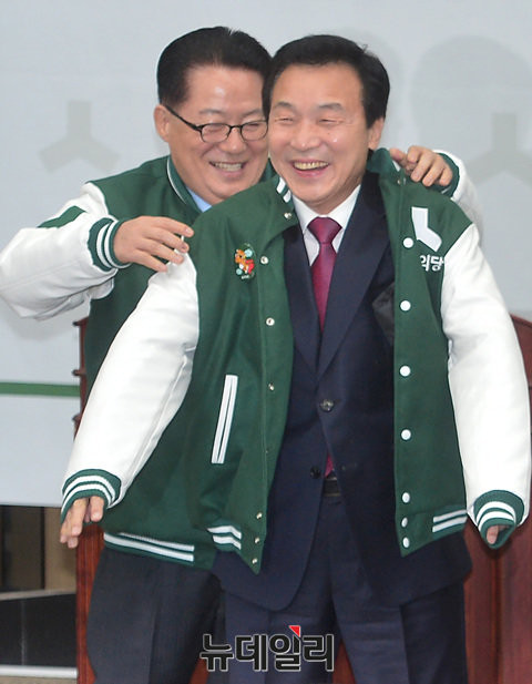 ▲ 국민의당 박지원 대표가 17일 입당한 손학규 국민주권개혁회의 의장에게 당 점퍼를 입혀주고 있다. ⓒ뉴데일리 공준표 기자