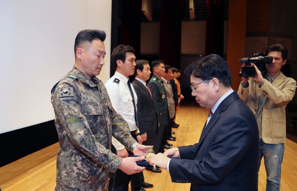 ▲ 권선택 대전시장이 17일 안보유공자들에게 표창을 수여하고 있다.ⓒ대전시