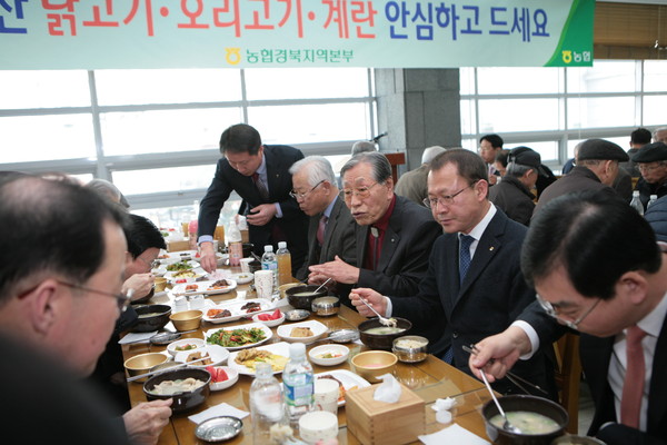 ▲ 경북농협  여영현 본부장 등 퇴직 임직원들이 17일 경북농협 3층 대회의실에서 축산물 소비촉진 결의시간을 가졌다.ⓒ경북농협본부 제공