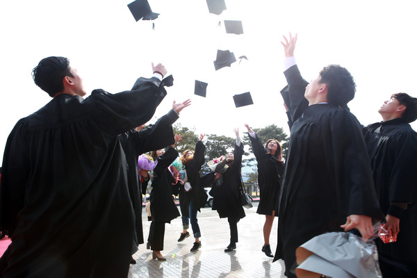 ▲ 중원대학교 졸업생들이 17일 전기 학위수여식에서 학사모를 던지고 있다.ⓒ중원대학교