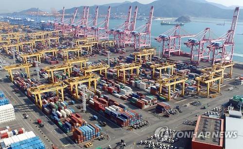 ▲ 2017년 2월 3일 부산항신항의 한진해운 컨테이너터미널에 화물이 쌓여 있다. ⓒ연합뉴스
