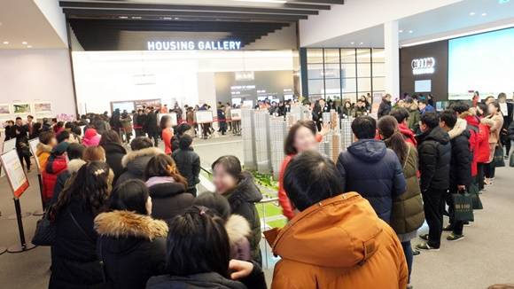 ▲ 지난 15~16일 청약접수를 받은 '송도 호반베르디움 3차 에듀시티' 견본주택 내. ⓒ호반건설