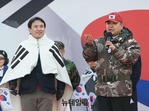정광용 대변인(오른쪽)이 김진태 자유한국당 의원을 소개하고 있다. ⓒ뉴데일리 정상윤 기자