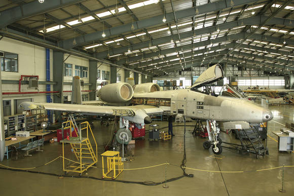 ▲ 창정비 중인 미군 A-10 전투기.ⓒ대한항공